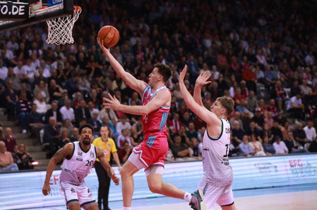Grayson Murphy (Bonn) am Ball neben Marten Linssen (Trier), Bonn, Deutschland, 08.05.2026, Basketball Bundesliga, 33. Spieltag, Telekom Baskets Bonn vs VET-CONCEPT Gladiators Trier.