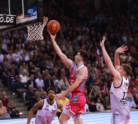 Grayson Murphy (Bonn) am Ball neben Marten Linssen (Trier), Bonn, Deutschland, 08.05.2026, Basketball Bundesliga, 33. Spieltag, Telekom Baskets Bonn vs VET-CONCEPT Gladiators Trier.