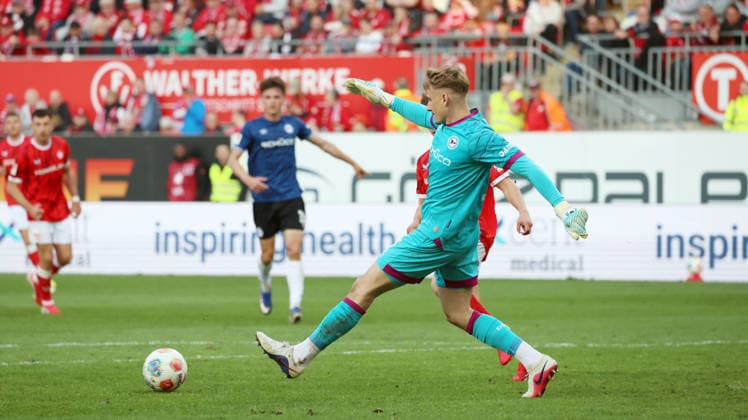 08.05.2026, xrekx, Fussball 2.Bundesliga, 1.FC Kaiserslautern - Arminia Bielefeld v.l. Jonas Kersken (Arminia Bielefeld) (DFL DFB REGULATIONS PROHIBIT ANY USE OF PHOTOGRAPHS as IMAGE SEQUENCES and or QUASI-VIDEO) Kaiserslautern