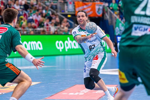 Dean BombaÄ (SC DHfK Leipzig, Nr. 67) (v.l.), TSV Hannover-Burgdorf (grün) gegen SC DHfK Leipzig (weiß) am 31. Spieltag der Saison 2025 2026 in der DAIKIN Handball-Bundesliga (08.05.2026, ZAG Arena (Hannover, GER), Copyright: xJanxGuentherx xTSVxHannover-Burgdorfx