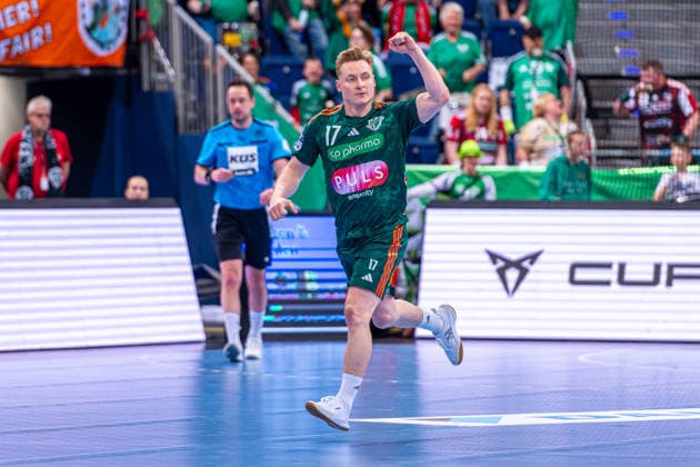 August Pedersen (TSV Hannover-Burgdorf, Nr. 17) (v.l.), TSV Hannover-Burgdorf (grün) gegen SC DHfK Leipzig (weiß) am 31. Spieltag der Saison 2025 2026 in der DAIKIN Handball-Bundesliga (08.05.2026, ZAG Arena (Hannover, GER), Copyright: xJanxGuentherx xTSVxHannover-Burgdorfx