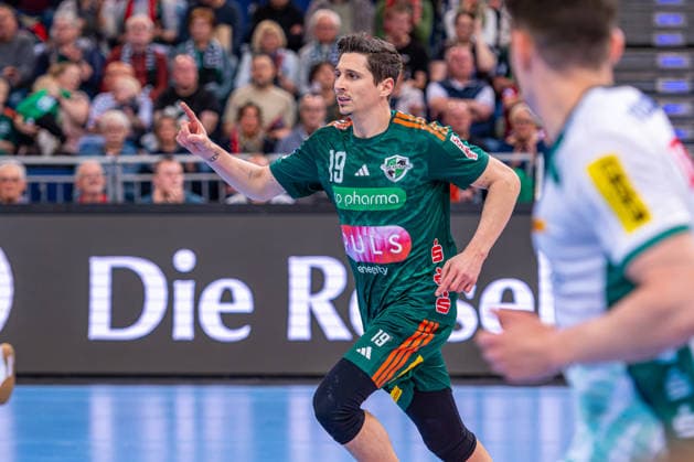 Marius Steinhauser (TSV Hannover-Burgdorf, Nr. 19) (v.l.), TSV Hannover-Burgdorf (grün) gegen SC DHfK Leipzig (weiß) am 31. Spieltag der Saison 2025 2026 in der DAIKIN Handball-Bundesliga (08.05.2026, ZAG Arena (Hannover, GER), Copyright: xJanxGuentherx xTSVxHannover-Burgdorfx