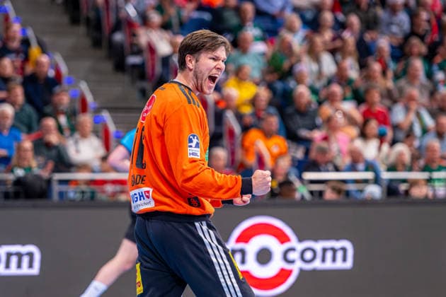 Simon Gade (TSV Hannover-Burgdorf, Nr. 16) (v.l.), TSV Hannover-Burgdorf (grün) gegen SC DHfK Leipzig (weiß) am 31. Spieltag der Saison 2025 2026 in der DAIKIN Handball-Bundesliga (08.05.2026, ZAG Arena (Hannover, GER), Copyright: xJanxGuentherx xTSVxHannover-Burgdorfx