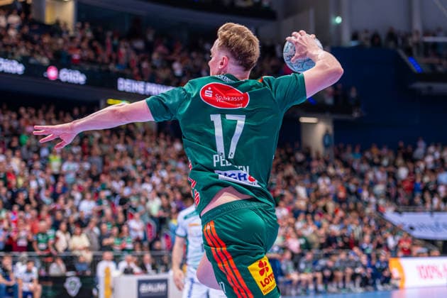 August Pedersen (TSV Hannover-Burgdorf, Nr. 17) (v.l.), TSV Hannover-Burgdorf (grün) gegen SC DHfK Leipzig (weiß) am 31. Spieltag der Saison 2025 2026 in der DAIKIN Handball-Bundesliga (08.05.2026, ZAG Arena (Hannover, GER), Copyright: xJanxGuentherx xTSVxHannover-Burgdorfx