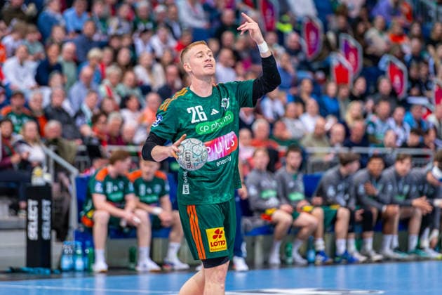 Jonathan Edvardsson (TSV Hannover-Burgdorf, Nr. 26) (v.l.), TSV Hannover-Burgdorf (grün) gegen SC DHfK Leipzig (weiß) am 31. Spieltag der Saison 2025 2026 in der DAIKIN Handball-Bundesliga (08.05.2026, ZAG Arena (Hannover, GER), Copyright: xJanxGuentherx xTSVxHannover-Burgdorfx