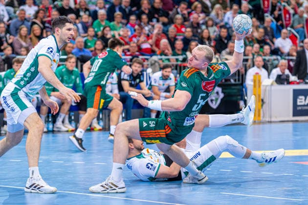 Justus Fischer (TSV Hannover-Burgdorf, Nr. 54) (v.l.), TSV Hannover-Burgdorf (grün) gegen SC DHfK Leipzig (weiß) am 31. Spieltag der Saison 2025 2026 in der DAIKIN Handball-Bundesliga (08.05.2026, ZAG Arena (Hannover, GER), Copyright: xJanxGuentherx xTSVxHannover-Burgdorfx