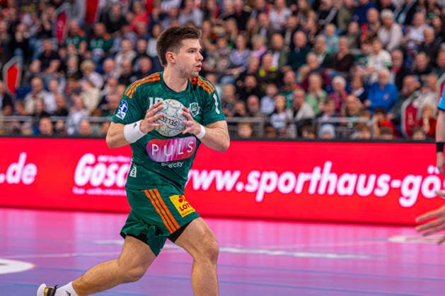 Renars Uscins (TSV Hannover-Burgdorf, Nr. 10) (v.l.), TSV Hannover-Burgdorf (grün) gegen SC DHfK Leipzig (weiß) am 31. Spieltag der Saison 2025 2026 in der DAIKIN Handball-Bundesliga (08.05.2026, ZAG Arena (Hannover, GER), Copyright: xJanxGuentherx xTSVxHannover-Burgdorfx