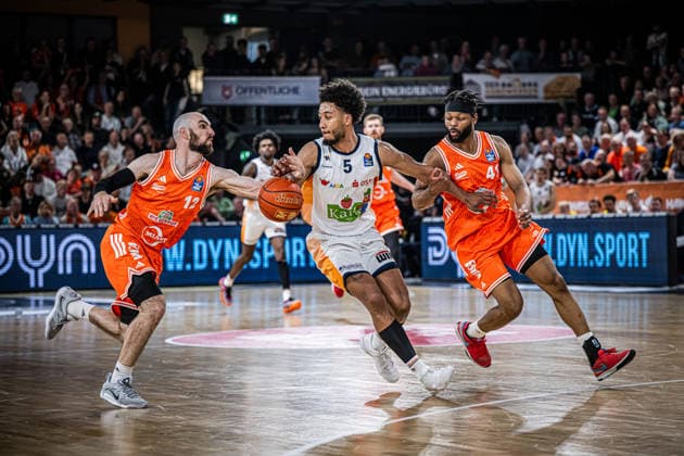 1. Basketball Bundesliga, easyCredit BBL, Saison 2025 2026, Herren, Hauptrunde, 33. Spieltag, 08.05.2026, RASTA Vechta - Rostock Seawolves D Shawn Schwartz ( 5 - Rostock Seawolves) in Aktion Vechta RASTA Dome Niedersachsen Deutschland