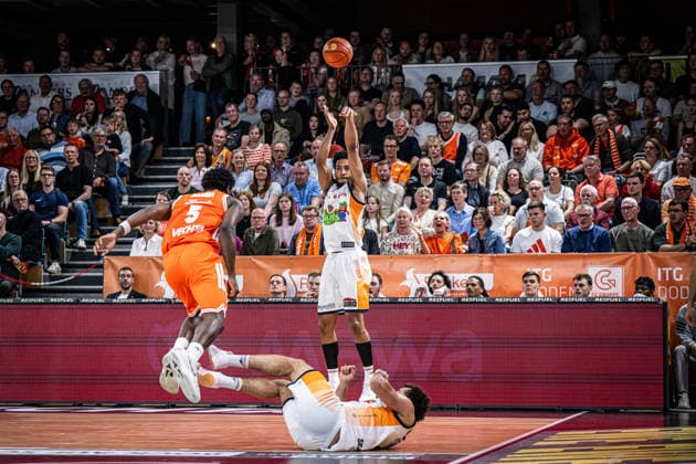 1. Basketball Bundesliga, easyCredit BBL, Saison 2025 2026, Herren, Hauptrunde, 33. Spieltag, 08.05.2026, RASTA Vechta - Rostock Seawolves D Shawn Schwartz ( 5 - Rostock Seawolves) beim Jumpshot Vechta RASTA Dome Niedersachsen Deutschland