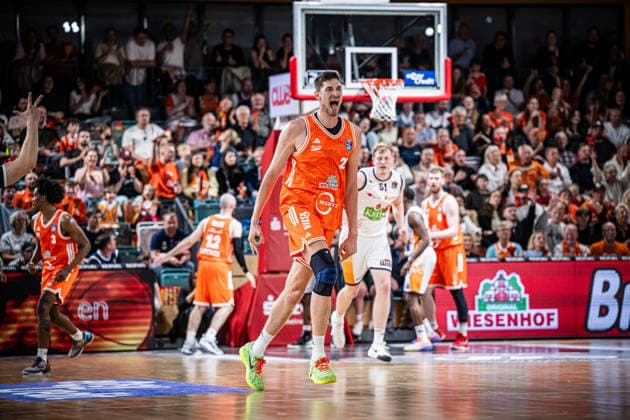 1. Basketball Bundesliga, easyCredit BBL, Saison 2025 2026, Herren, Hauptrunde, 33. Spieltag, 08.05.2026, RASTA Vechta - Rostock Seawolves Tibor Pleiß ( 22 - RASTA Vechta) zeigt Emotionen während der Partie Vechta RASTA Dome Niedersachsen Deutschland