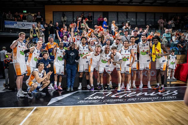 1. Basketball Bundesliga, easyCredit BBL, Saison 2025 2026, Herren, Hauptrunde, 33. Spieltag, 08.05.2026, RASTA Vechta - Rostock Seawolves Das Team der Rostock Seawolves nach der Partie Vechta RASTA Dome Niedersachsen Deutschland