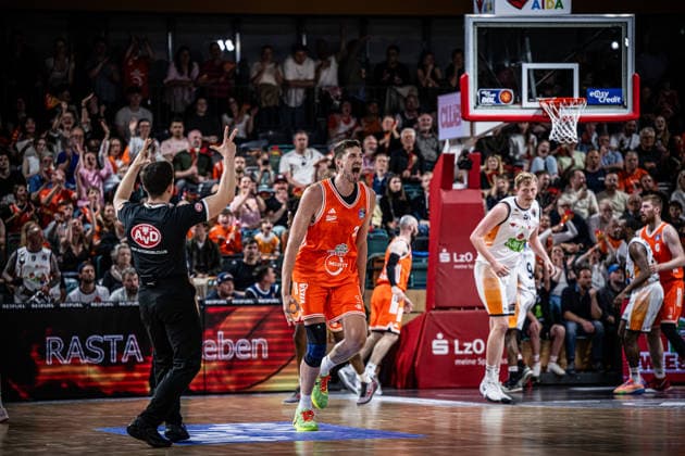 1. Basketball Bundesliga, easyCredit BBL, Saison 2025 2026, Herren, Hauptrunde, 33. Spieltag, 08.05.2026, RASTA Vechta - Rostock Seawolves Tibor Pleiß ( 22 - RASTA Vechta) zeigt Emotionen während der Partie Vechta RASTA Dome Niedersachsen Deutschland