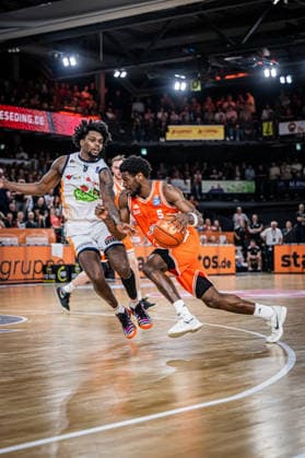 1. Basketball Bundesliga, easyCredit BBL, Saison 2025 2026, Herren, Hauptrunde, 33. Spieltag, 08.05.2026, RASTA Vechta - Rostock Seawolves TJ Bamba ( 5 - RASTA Vechta) in Aktion Vechta RASTA Dome Niedersachsen Deutschland