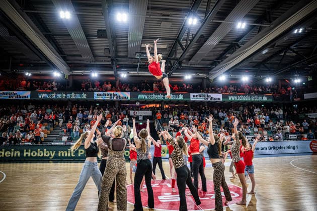 1. Basketball Bundesliga, easyCredit BBL, Saison 2025 2026, Herren, Hauptrunde, 33. Spieltag, 08.05.2026, RASTA Vechta - Rostock Seawolves Showgruppe AKROLOHNIKAS während der Partie Vechta RASTA Dome Niedersachsen Deutschland