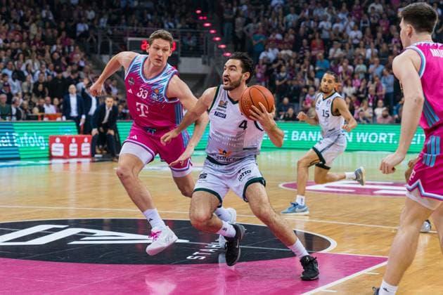 Clay Guillozet (4: Vet Concept Gladiators Trier) mit Angriff auf Korb am 33. Spieltag der EasyCredit BBL zwischen Telekom Baskets Bonn und VET-Concept Gladiators Trier in Bonn. 08.05.2026, Bonn, Telekom Dome