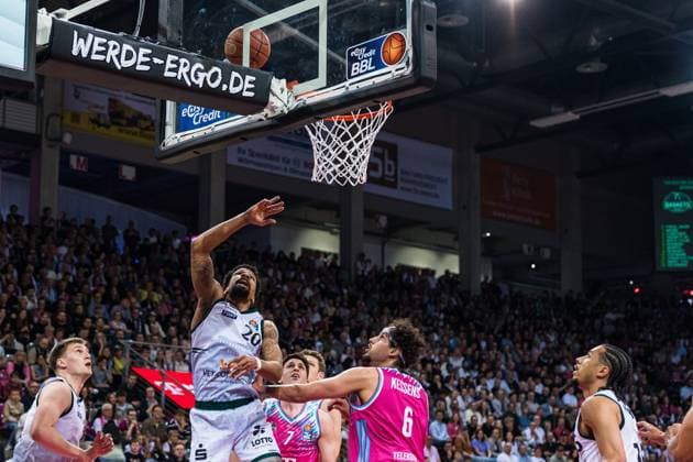Urald King (20: VET- Concept Gladiators Trier) mit Layup am Korb am 33. Spieltag der EasyCredit BBL zwischen Telekom Baskets Bonn und VET-Concept Gladiators Trier in Bonn. 08.05.2026, Bonn, Telekom Dome