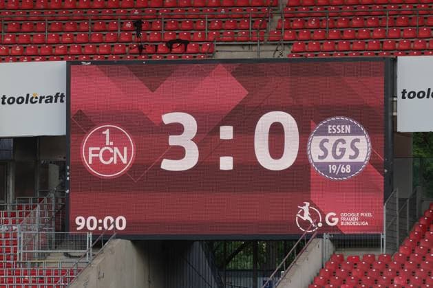 08.05.2026 - Fussball - Saison 2025 2026 - 1. Frauen - Fussball - Bundesliga - 25. Spieltag: 1. FC Nürnberg FCN ( Club ) - SGS Essen - Sportfoto Zink DaMa - xdaxmax - Symbolbild Symbolfoto Feature Impression - Anzeigentafel mit Endstand 3:0 für den FCN