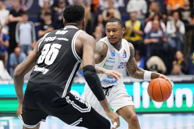Ejiofor Onu (Bamberg, 35), Charles Callison (MBC, 23), Syntainics MBC vs. BMA365 Bamberg Baskets, Basketball, 1. Bundesliga, Maenner, 33. Spieltag, Saison 2025 26, 08.05.2026. Weißenfels Stadthalle Sachsen-Anhalt Deutschland