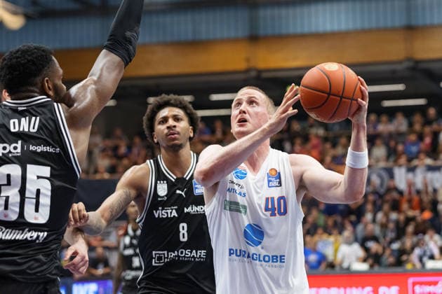 Ejiofor Onu (Bamberg, 35), Demarcus Demonia (Bamberg, 8), Collin Welp (MBC, 40), Syntainics MBC vs. BMA365 Bamberg Baskets, Basketball, 1. Bundesliga, Maenner, 33. Spieltag, Saison 2025 26, 08.05.2026. Weißenfels Stadthalle Sachsen-Anhalt Deutschland