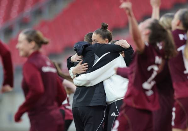 Sport Bilder des Tages 08.05.2026 - Fussball - Saison 2025 2026 - 1. Frauen - Fussball - Bundesliga - 25. Spieltag: 1. FC Nürnberg FCN ( Club ) - SGS Essen - Sportfoto Zink DaMa - xdaxmax - Jubel Freude nach Spielende - Jason Altmann ( Co-Trainer 1. FC Nürnberg FCN ) Isabel Bauer ( Trainerin 1. FC Nürnberg FCN ) und Mannschaft Team
