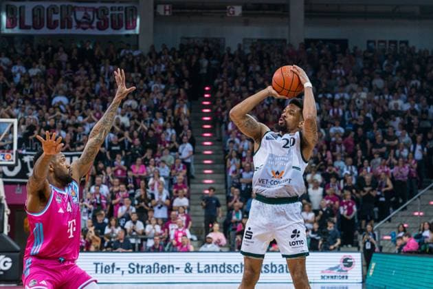Urald King (20: VET-Concept Gladiators Trier) mit Wurf und Jeff Garret Jr in der Verteidigung (4: Telekom Baskets Bonn) am 33. Spieltag in der EasyCredit BBL in Bonn. 08.05.2026, Bonn, Telekom Dome