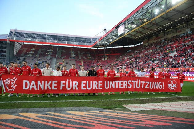 08.05.2026, xrekx, Fussball 2.Bundesliga, 1.FC Kaiserslautern - Arminia Bielefeld v.l. Danke fuer eure Unterstuetzung FCK Mannschaft bedankt bedanken sich bei den Fans, the player thanks the fans for their support (DFL DFB REGULATIONS PROHIBIT ANY USE OF PHOTOGRAPHS as IMAGE SEQUENCES and or QUASI-VIDEO) Kaiserslautern
