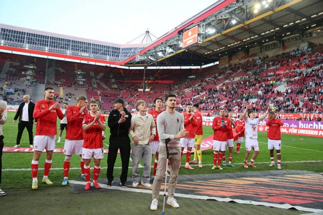 08.05.2026, xrekx, Fussball 2.Bundesliga, 1.FC Kaiserslautern - Arminia Bielefeld v.l. FCK Mannschaft bedankt bedanken sich bei den Fans, the player thanks the fans for their support Ivan Prtajin (1.FC Kaiserslautern) (DFL DFB REGULATIONS PROHIBIT ANY USE OF PHOTOGRAPHS as IMAGE SEQUENCES and or QUASI-VIDEO) Kaiserslautern