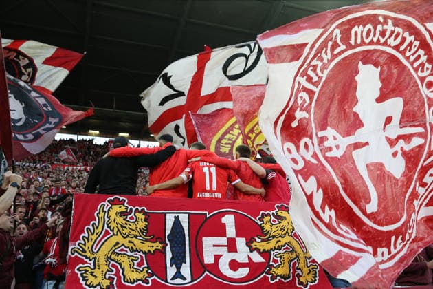 Sport Bilder des Tages 08.05.2026, xrekx, Fussball 2.Bundesliga, 1.FC Kaiserslautern - Arminia Bielefeld v.l. Avdo Spahic (1.FC Kaiserslautern) Kenny-Prince Redondo (1.FC Kaiserslautern) Daniel Hanslik (1.FC Kaiserslautern) Mannschaft, Spieler, jubeln nach Spielende, Team, Player, celebrate at the end of the match mit den Fans (DFL DFB REGULATIONS PROHIBIT ANY USE OF PHOTOGRAPHS as IMAGE SEQUENCES and or QUASI-VIDEO) Kaiserslautern