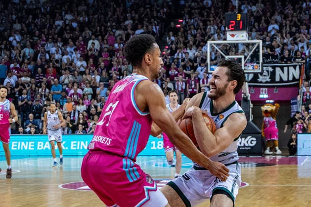 Clayton Guillozet (VET-CONCEPT Gladiators Trier, 04) vs Joel Sadu Aminu (Telekom Baskets Bonn, 21) Telekom Baskets Bonn vs. VET-CONCEPT Gladiators Trier, Basketball, easy Credit BBL, 33. Spieltag, 2025 2026, 08.05.2026 Telekom Baskets Bonn vs. VET-CONCEPT Gladiators Trier, Basketball, easy Credit BBL, 33. Spieltag, 2025 2026, 08.05.2026 Bonn Copyright: xEibner-Pressefoto GerhardxWingenderx EP_GWR