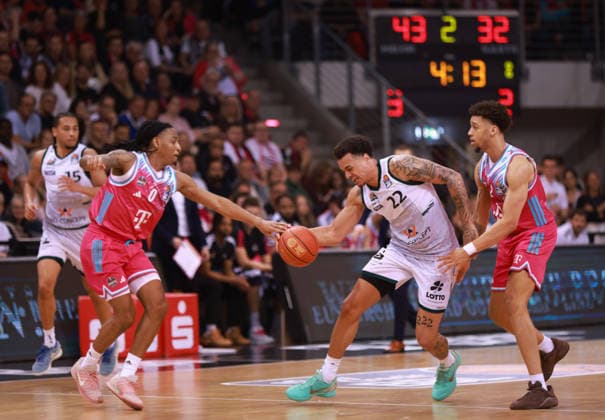 Nolan Adekunle (Trier, M) gegen Jalen Finch (Bonn) und Alijah Comithier (Bonn), Bonn, Deutschland, 08.05.2026, Basketball Bundesliga, 33. Spieltag, Telekom Baskets Bonn vs VET-CONCEPT Gladiators Trier.