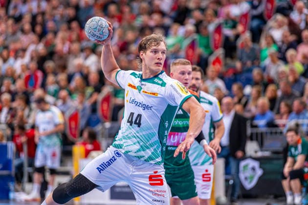 Blaer Hinriksson (SC DHfK Leipzig, Nr. 44) (v.l.), TSV Hannover-Burgdorf (grün) gegen SC DHfK Leipzig (weiß) am 31. Spieltag der Saison 2025 2026 in der DAIKIN Handball-Bundesliga (08.05.2026, ZAG Arena (Hannover, GER), Copyright: xJanxGuentherx xTSVxHannover-Burgdorfx