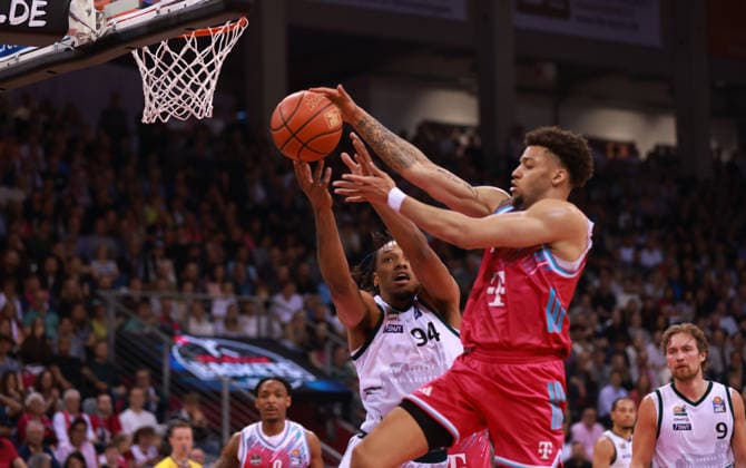 Alijah Comithier (Bonn, R) gegen George King (Trier), Bonn, Deutschland, 08.05.2026, Basketball Bundesliga, 33. Spieltag, Telekom Baskets Bonn vs VET-CONCEPT Gladiators Trier.