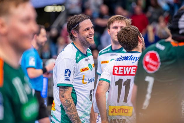 Dean BombaÄ (SC DHfK Leipzig, Nr. 67) (v.l.), TSV Hannover-Burgdorf (grün) gegen SC DHfK Leipzig (weiß) am 31. Spieltag der Saison 2025 2026 in der DAIKIN Handball-Bundesliga (08.05.2026, ZAG Arena (Hannover, GER), Copyright: xJanxGuentherx xTSVxHannover-Burgdorfx
