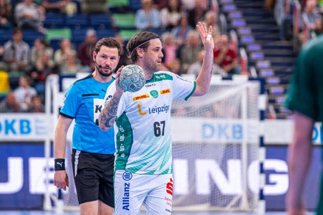 Dean BombaÄ (SC DHfK Leipzig, Nr. 67) (v.l.), TSV Hannover-Burgdorf (grün) gegen SC DHfK Leipzig (weiß) am 31. Spieltag der Saison 2025 2026 in der DAIKIN Handball-Bundesliga (08.05.2026, ZAG Arena (Hannover, GER), Copyright: xJanxGuentherx xTSVxHannover-Burgdorfx