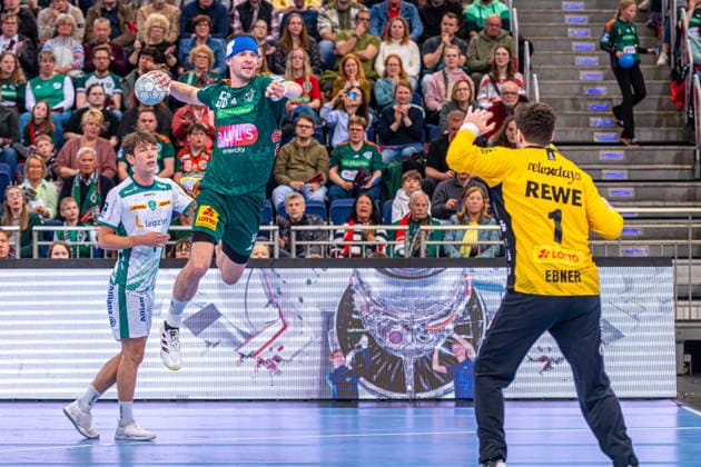 Hannes Feise (TSV Hannover-Burgdorf, Nr. 56) (v.l.), TSV Hannover-Burgdorf (grün) gegen SC DHfK Leipzig (weiß) am 31. Spieltag der Saison 2025 2026 in der DAIKIN Handball-Bundesliga (08.05.2026, ZAG Arena (Hannover, GER), Copyright: xJanxGuentherx xTSVxHannover-Burgdorfx