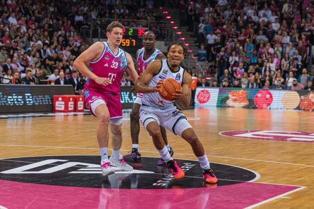George King (94: VET-Concept Gladiators Trier) mit Zug zum Korb und Patrick Heckmann (33: Telekom Baskets Bonn) in der Verteidigung am 33. Spieltag in der EasyCredit BBL in Bonn. 08.05.2026, Bonn, Telekom Dome