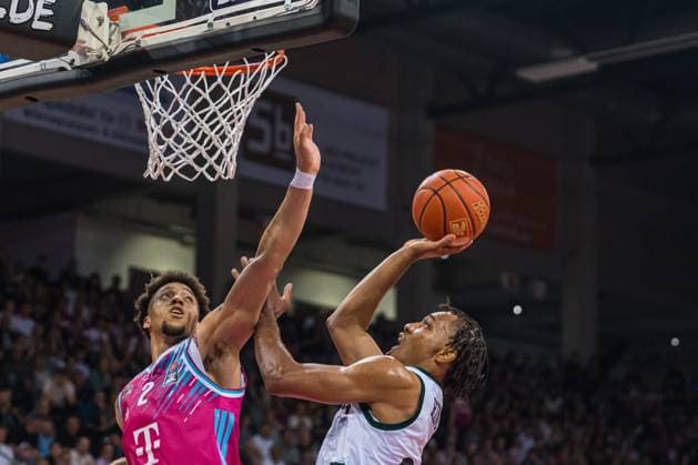 George King (94: VET-Concept Gladiators Trier) mit Zug zum Korb und Alijah Comitier (2: Telekom Baskets Bonn) in der Verteidigung am 33. Spieltag in der EasyCredit BBL in Bonn. 08.05.2026, Bonn, Telekom Dome