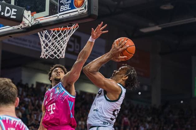 George King (94: VET-Concept Gladiators Trier) mit Zug zum Korb und Alijah Comitier (2: Telekom Baskets Bonn) in der Verteidigung am 33. Spieltag in der EasyCredit BBL in Bonn. 08.05.2026, Bonn, Telekom Dome