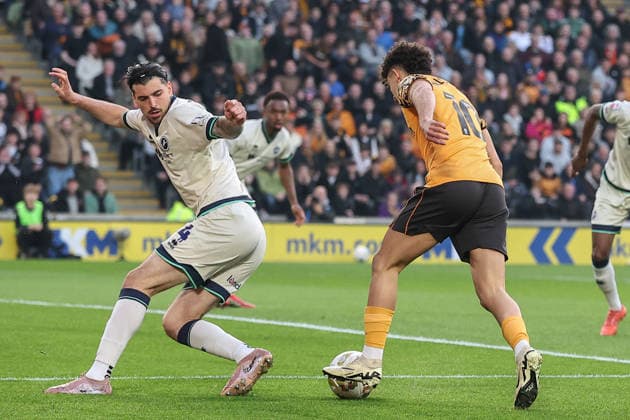 Hull City v Millwall Sky Bet Championship Mohamed Belloumi of Hull City runs at Tristan Crama of Millwall during the Sky Bet Championship Play-Off Semi-Final First Leg match at the MKM Stadium, Hull 08 05 2026 UK Newspapers OUT Copyright: xDavidxGreavesx FIL-23400-0009