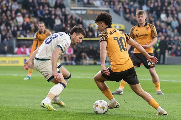 Hull City v Millwall Sky Bet Championship Mohamed Belloumi of Hull City runs at Ryan Leonard of Millwall during the Sky Bet Championship Play-Off Semi-Final First Leg match at the MKM Stadium, Hull 08 05 2026 UK Newspapers OUT Copyright: xDavidxGreavesx FIL-23400-0011