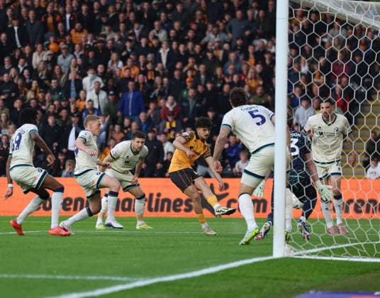 Sport Bilder des Tages Hull City v Millwall Sky Bet Championship Mohamed Belloumi of Hull City shoots wide during the Sky Bet Championship Play-Off Semi-Final First Leg match at the MKM Stadium, Hull 08 05 2026 UK Newspapers OUT Copyright: xAndyxSumnerx FIL-23396-0135