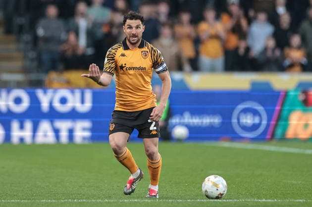 Sky Bet Championship Play-Offs Semi-Final first leg Hull City v Millwall Lewis Coyle of Hull City looks for a pass during the Sky Bet Championship Play-Offs Semi-Final first leg Hull City v Millwall at MKM Stadium, Hull, United Kingdom on 08 May 2026 (Photo by Mark Cosgrove News Images) Hull MKM Stadium East Riding of Yorkshire United Kingdom Copyright: xMarkxCosgrove NewsxImagesx
