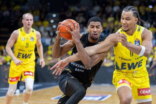 Oldenburg, Niedersachsen, DEU, 08.05.2026, David NGuessan (Mitte, Basketball Löwen Braunschweig), Nicholas Tischler (rechts, EWE Baskets Oldenburg). EWE Baskets Oldenburg vs. Basketball Löwen Braunschweig. Basketball. 1. Basketball-Bundesliga Saison 2025 2026, 33. Spieltag, Grosse EWE Arena. EWE Baskets Oldenburg vs. Basketball Löwen Braunschweig