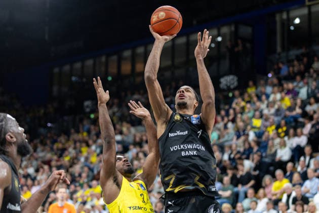 Sport Bilder des Tages Oldenburg, Niedersachsen, DEU, 08.05.2026, David NGuessan (rechts, Basketball Löwen Braunschweig) und Christopher Clemons (links, EWE Baskets Oldenburg). EWE Baskets Oldenburg vs. Basketball Löwen Braunschweig. Basketball. 1. Basketball-Bundesliga Saison 2025 2026, 33. Spieltag, Grosse EWE Arena. EWE Baskets Oldenburg vs. Basketball Löwen Braunschweig