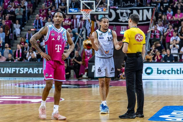 Jordan Roland (VET-CONCEPT Gladiators Trier, 15) diskutiert mit dem Schiedsrichter Telekom Baskets Bonn vs. VET-CONCEPT Gladiators Trier, Basketball, easy Credit BBL, 33. Spieltag, 2025 2026, 08.05.2026 Telekom Baskets Bonn vs. VET-CONCEPT Gladiators Trier, Basketball, easy Credit BBL, 33. Spieltag, 2025 2026, 08.05.2026 Bonn Copyright: xEibner-Pressefoto GerhardxWingenderx EP_GWR