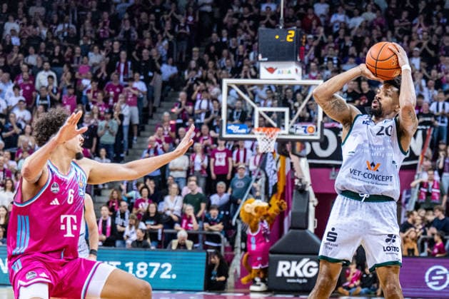 Urald King (VET-CONCEPT Gladiators Trier, 20) vs Michael Kessens (Telekom Baskets Bonn, 06) Telekom Baskets Bonn vs. VET-CONCEPT Gladiators Trier, Basketball, easy Credit BBL, 33. Spieltag, 2025 2026, 08.05.2026 Telekom Baskets Bonn vs. VET-CONCEPT Gladiators Trier, Basketball, easy Credit BBL, 33. Spieltag, 2025 2026, 08.05.2026 Bonn Copyright: xEibner-Pressefoto GerhardxWingenderx EP_GWR