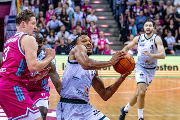 Georg King VET-CONCEPT Gladiators Trier, 94) vs Patrick Heckmann (Telekom Baskets Bonn, 33) Telekom Baskets Bonn vs. VET-CONCEPT Gladiators Trier, Basketball, easy Credit BBL, 33. Spieltag, 2025 2026, 08.05.2026 Telekom Baskets Bonn vs. VET-CONCEPT Gladiators Trier, Basketball, easy Credit BBL, 33. Spieltag, 2025 2026, 08.05.2026 Bonn Copyright: xEibner-Pressefoto GerhardxWingenderx EP_GWR