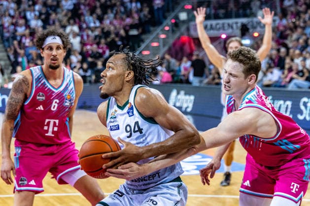 Georg King VET-CONCEPT Gladiators Trier, 94) vs Michael Kessens (Telekom Baskets Bonn, 06), Patrick Heckmann (Telekom Baskets Bonn, 33) Telekom Baskets Bonn vs. VET-CONCEPT Gladiators Trier, Basketball, easy Credit BBL, 33. Spieltag, 2025 2026, 08.05.2026 Telekom Baskets Bonn vs. VET-CONCEPT Gladiators Trier, Basketball, easy Credit BBL, 33. Spieltag, 2025 2026, 08.05.2026 Bonn Copyright: xEibner-Pressefoto GerhardxWingenderx EP_GWR