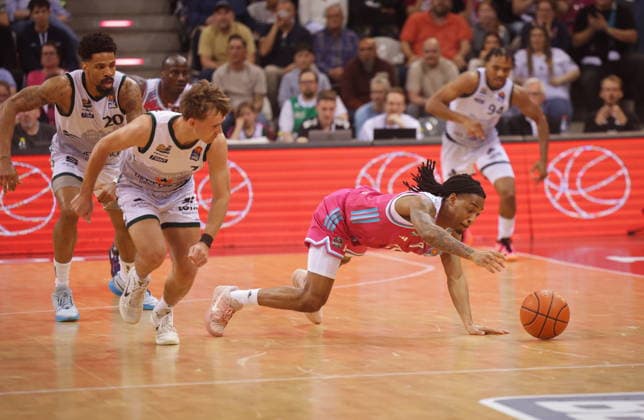 Am Boden - Jalen Finch Telekom Baskets Bonn vs. VET-CONCEPT Gladiators Trier 33. Speiltag - Saison 2025 26