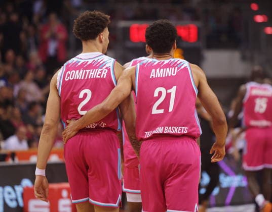 Arm in Arm: Alijah Comithier, Joel Aminu Telekom Baskets Bonn vs. VET-CONCEPT Gladiators Trier 33. Speiltag - Saison 2025 26